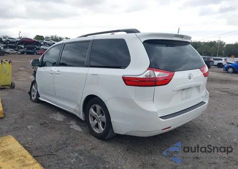 2015 Toyota Sienna Le 8 Passenger z USA, uszkodzony, nr VIN 5TDKK3DC3FS566118